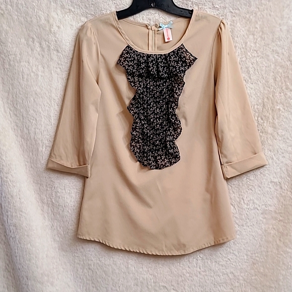 DownEast Tops - Tan top, with ribbon print ruffle